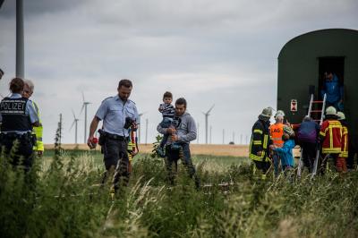 Geislingen-Waldstetten: Dampfzug erwischt an unbeschranktem Bahnuebergang Pkw - 2 Verletzte